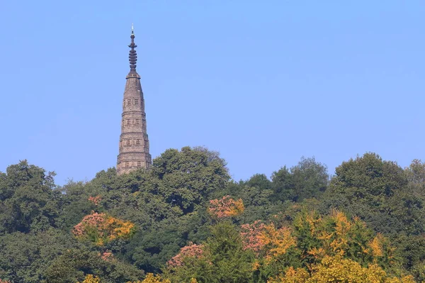 Batı Gölü ve Baochu Pagoda cityscape Hangzhou Çin — Stok fotoğraf