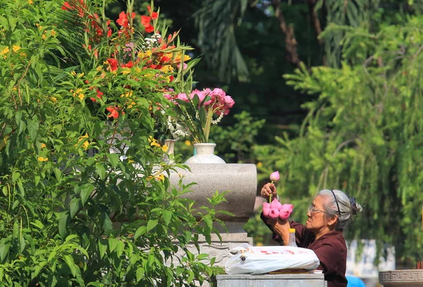 Religious Vietnamese woman Ho Chi Minh City Saigon Vietnam — Stock Photo, Image