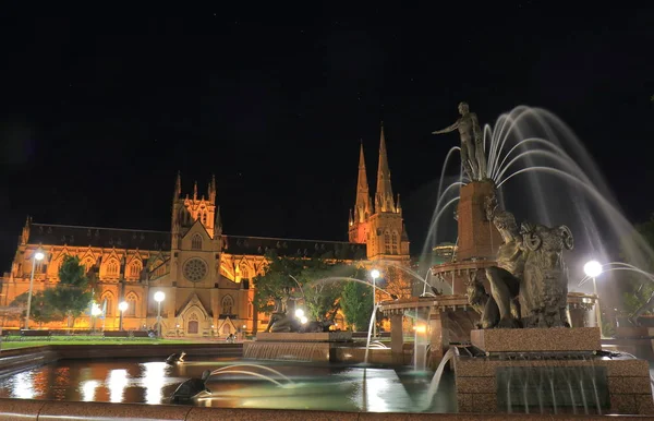 Hyde park y St Marys catedral noche paisaje urbano Sydney Australia — Foto de Stock