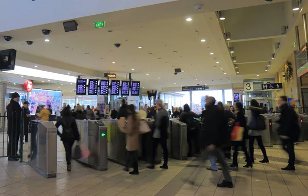 Pendelaars treinstation Melbourne Australië — Stockfoto