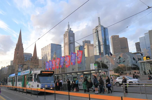 Cityscape Avustralya Melbourne commuters tramvay — Stok fotoğraf