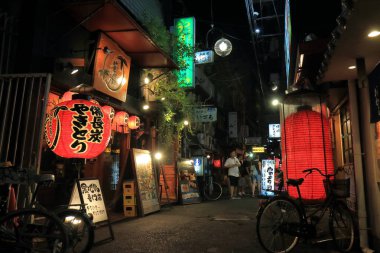 Osaka Japonya - 9 Ekim 2017: Kimliği belirsiz kişi ziyaret geleneksel restoranlar Osaka şehir merkezinde arka sokak.