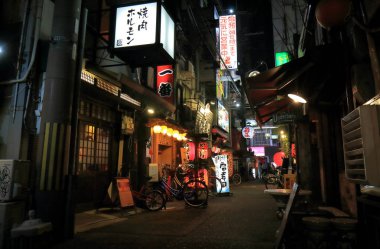 Osaka Japonya - 9 Ekim 2017: Geleneksel restoranlar Osaka şehir merkezinde arka sokak.