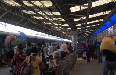 Yeni Delhi Hindistan - 25 Ekim 2017: Kimliği belirsiz kişi seyahat Yeni Delhi tren istasyonunda.