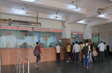 Yeni Delhi Hindistan - 25 Ekim 2017: kimliği belirsiz kişi sıra Yeni Delhi tren istasyonunda bilet satın almak.