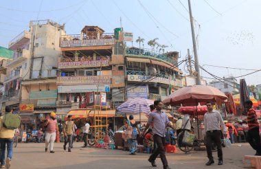 Yeni Delhi Hindistan - 25 Ekim 2017: Kimliği belirsiz kişi ziyaret Paharganj ana ın Bazaarı Pazar.