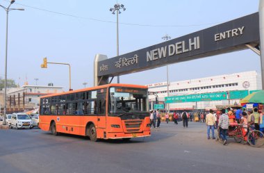 Yeni Delhi Hindistan - 25 Ekim 2017: Yeni Delhi şehri iş çalıştırır önünde, Yeni Delhi tren istasyonu.