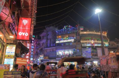 Yeni Delhi Hindistan - 26 Ekim 2017: Kimliği belirsiz kişi ziyaret Paharganj ana ın Bazaarı Pazar.