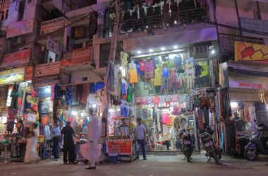Yeni Delhi Hindistan - 26 Ekim 2017: Kimliği belirsiz kişi ziyaret Paharganj ana ın Bazaarı Pazar.