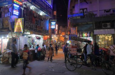 Yeni Delhi Hindistan - 26 Ekim 2017: Kimliği belirsiz kişi ziyaret Paharganj ana ın Bazaarı Pazar.