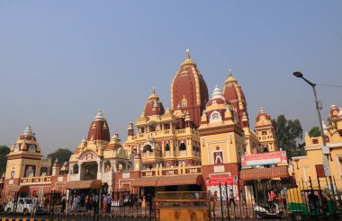 Yeni Delhi Hindistan - 26 Ekim 2017: Kimliği belirsiz kişi ziyaret Sri Laxmi Narayan mandire Tapınağı.
