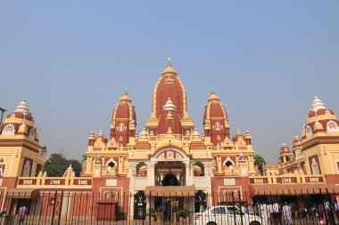 Yeni Delhi Hindistan - 26 Ekim 2017: Kimliği belirsiz kişi ziyaret Sri Laxmi Narayan mandire Tapınağı.