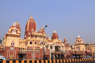 Yeni Delhi Hindistan - 26 Ekim 2017: Kimliği belirsiz kişi ziyaret Sri Laxmi Narayan mandire Tapınağı.