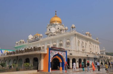 Yeni Delhi Hindistan - 26 Ekim 2017: Kimliği belirsiz kişi ziyaret Gurudwara Bangla Sahib Tapınağı Yeni Delhi.