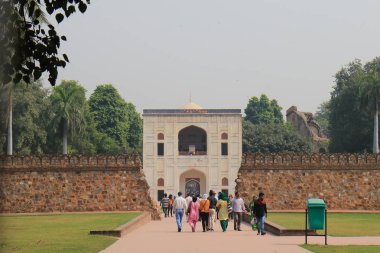 Yeni Delhi Hindistan - 26 Ekim 2017: Kimliği belirsiz kişi ziyaret Humayuns mezar Yeni Delhi.