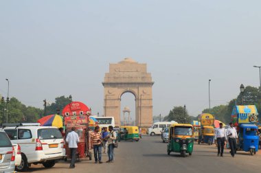 Yeni Delhi Hindistan - 26 Ekim 2017: Kimliği belirsiz kişi ziyaret Hindistan Gate Yeni Delhi.