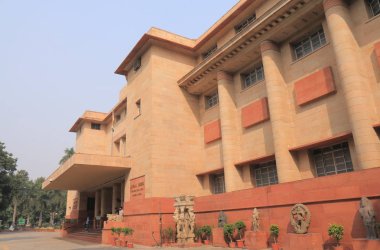 Yeni Delhi Hindistan - 26 Ekim 2017: Kimliği belirsiz kişi ziyaret Ulusal Müzesi Yeni Delhi.
