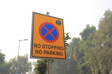 Yeni Delhi Hindistan - 27 Ekim 2017: Hayır hayır otopark durdurma trafik tabela Yeni Delhi Hindistan.