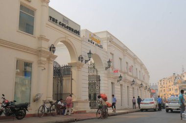 Yeni Delhi Hindistan - 27 Ekim 2017: Kimliği belirsiz kişi ziyaret Colonnade alışveriş Yeni Delhi'de kompleksi.