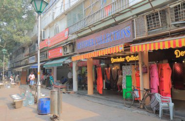 Yeni Delhi Hindistan - 27 Ekim 2017: Kimliği belirsiz kişi ziyaret Shankar sokak tekstil kumaş pazarı Yeni Delhi.