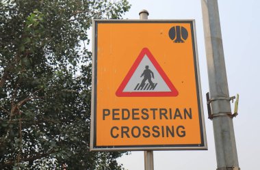 Yeni Delhi Hindistan - 27 Ekim 2017: yaya geçidi trafik tabela Yeni Delhi