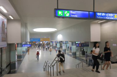 Yeni Delhi Hindistan - 27 Ekim 2017: Kimliği belirsiz kişi seyahat Rajiv Chowk metro istasyonunda Yeni Delhi.
