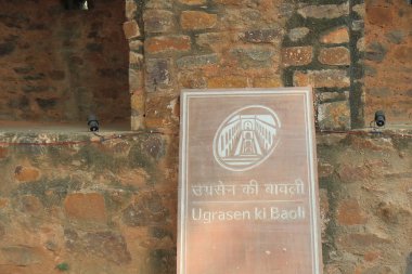 Yeni Delhi Hindistan - 27 Ekim 2017: Ugrasen Ki BAOLI tabela. Ugrasen Ki BAOLI de arkeolojik araştırma Hindistan tarafından korunan bir tarihsel adımdır.