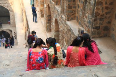 Yeni Delhi Hindistan - 27 Ekim 2017: Kimliği belirsiz kişi ziyaret Ugrasen Ki BAOLI. Ugrasen Ki BAOLI de arkeolojik araştırma Hindistan tarafından korunan bir tarihsel adımdır.