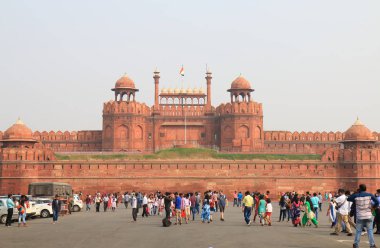 Yeni Delhi Hindistan - 27 Ekim 2017: Kimliği belirsiz kişi ziyaret kırmızı kale. Kırmızı fort 1857 kadar 200 yıldır ana Moğol hanedanı imparator köşkü oldu.