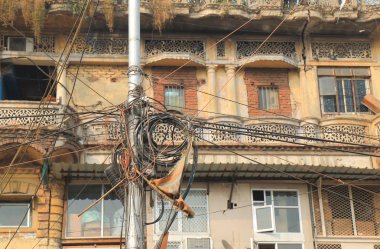 Yeni Delhi Hindistan - 27 Ekim 2017: Elektrikli tel Telefon direğine eski Delhi Hindistan