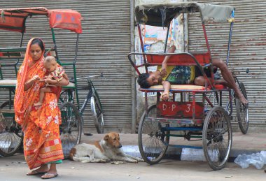 Yeni Delhi Hindistan - 27 Ekim 2017: Tanımlanamayan çekçek sürücüsü uyur Esplande Road eski Delhi.