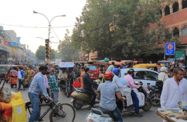 Yeni Delhi Hindistan - 27 Ekim 2017: Ağır trafik sıkışıklığı şehir eski Delhi.