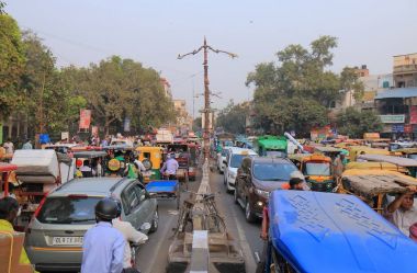 Yeni Delhi Hindistan - 27 Ekim 2017: Ağır trafik sıkışıklığı şehir eski Delhi.