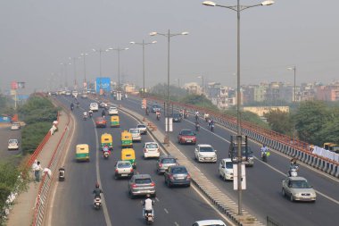 Yeni Delhi Hindistan - 28 Ekim 2017: Yeni Delhi karayolu trafik cityscape Yeni Delhi Hindistan.