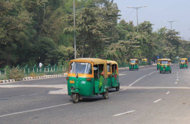 Yeni Delhi Hindistan - 28 Ekim 2017: Tuk tuk motosiklet taksi almak yolcu şehir Yeni Delhi.
