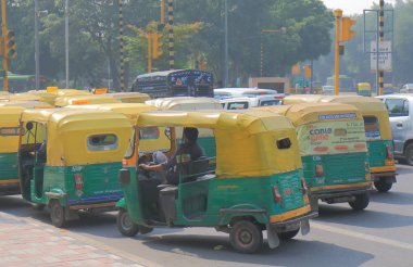 Yeni Delhi Hindistan - 28 Ekim 2017: şehir merkezinde Yeni Delhi çalıştırmak Tuk tuk motosiklet taksi.