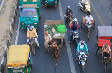 Yeni Delhi Hindistan - 28 Ekim 2017: Kimliği belirsiz kişi gidip şehir Yeni Delhi.