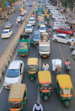 Yeni Delhi Hindistan - 28 Ekim 2017: Kimliği belirsiz kişi gidip şehir Yeni Delhi.