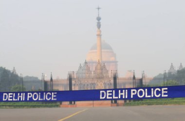 Yeni Delhi Hindistan - 29 Ekim 2017: Başkan ev ve Yeni Delhi polis cordon Hindistan