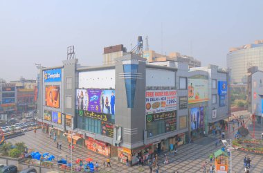Yeni Delhi Hindistan - 29 Ekim 2017: Kimliği belirsiz kişi ziyaret V3s alışveriş merkezi Yeni Delhi.