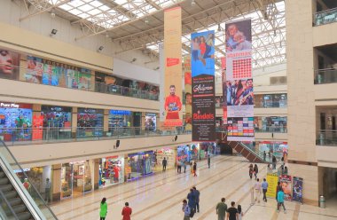 Yeni Delhi Hindistan - 29 Ekim 2017: Kimliği belirsiz kişi ziyaret V3s alışveriş merkezi Yeni Delhi.