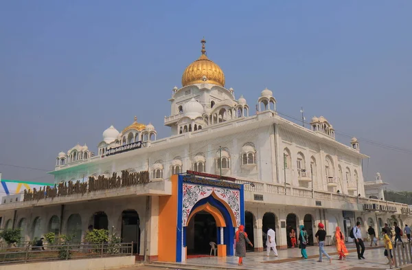 Yeni Delhi Hindistan - 26 Ekim 2017: Kimliği belirsiz kişi ziyaret Gurudwara Bangla Sahib Tapınağı Yeni Delhi.