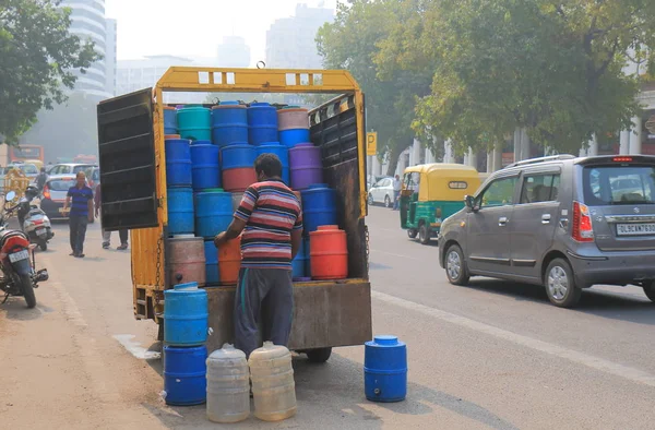New Delhi India Ottobre 2017 Uomo Non Identificato Consegna Acqua — Foto Stock