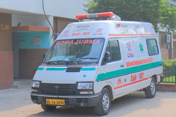 Yeni Delhi Hindistan - 29 Ekim 2017: şehir merkezinde Yeni Delhi Park ambulans.