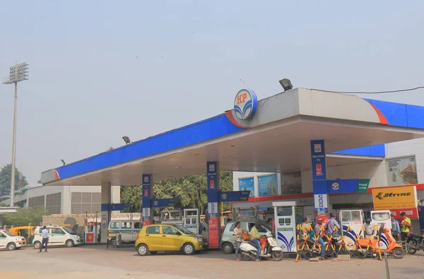 Delhi India 2017 Október Azonosítatlan Emberek Vásárolni Benzin Benzinkútnál Hindustan — Stock Fotó