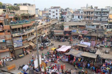 Yeni Delhi Hindistan - 30 Ekim 2017: Kimliği belirsiz kişi ziyaret Paharganj ana ın Bazaarı Pazar.