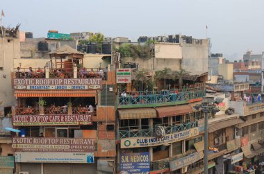 Yeni Delhi Hindistan - 30 Ekim 2017: Kimliği belirsiz kişi yemek Paharganj ana ın Bazaarı pazarında üst Teras restoranda.