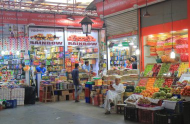 Mumbai Hindistan - 11 Ekim 2017: Kimliği belirsiz kişi ziyaret Crawford Pazar. Crawford Pazar Güney Mumbai en büyük pazarı biridir.