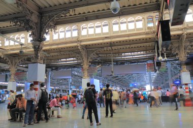 Mumbai Hindistan - 11 Ekim 2017: Kimliği belirsiz kişi seyahat Mumbai Cst tren istasyonunda. 
