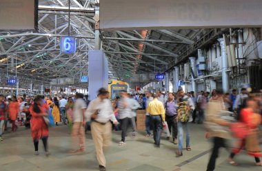 Mumbai Hindistan - 11 Ekim 2017: Kimliği belirsiz kişi seyahat Mumbai Cst tren istasyonunda. 